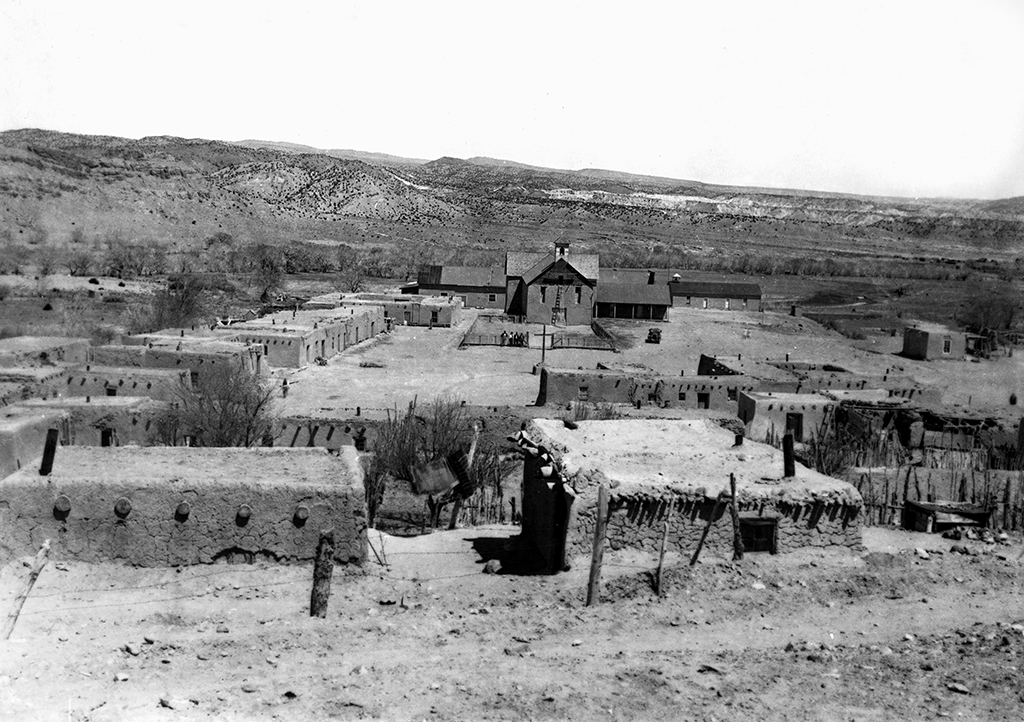 1920s Abiquiú chapel and plaza